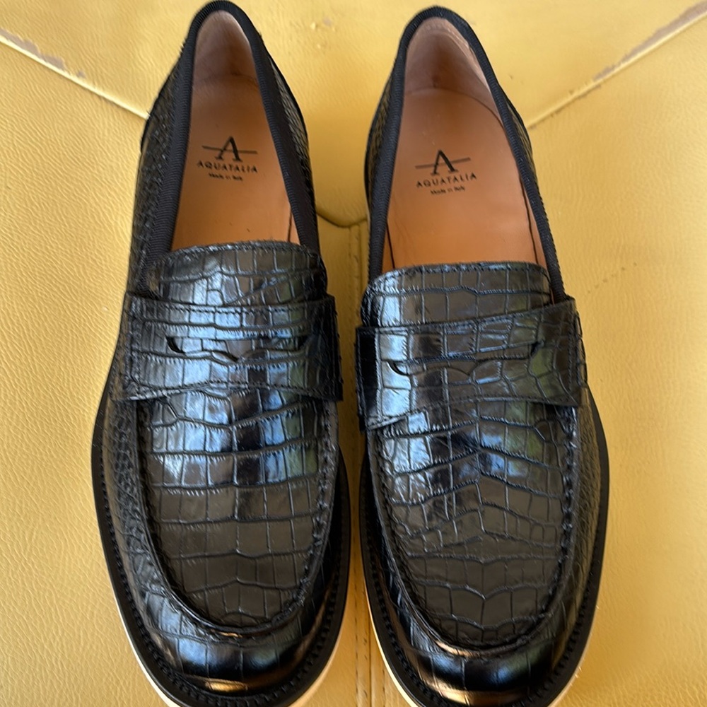 Women’s brand new 8 1/2 AQUATALIA penny loafers